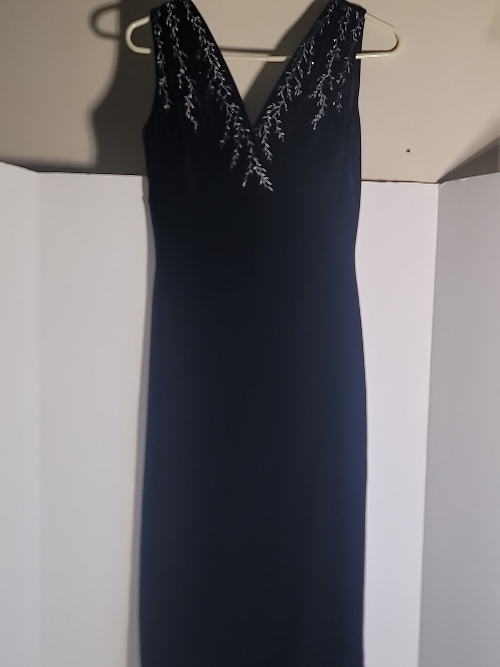 Elegant Navy V-Neck Evening Dress with Embroidered Detail